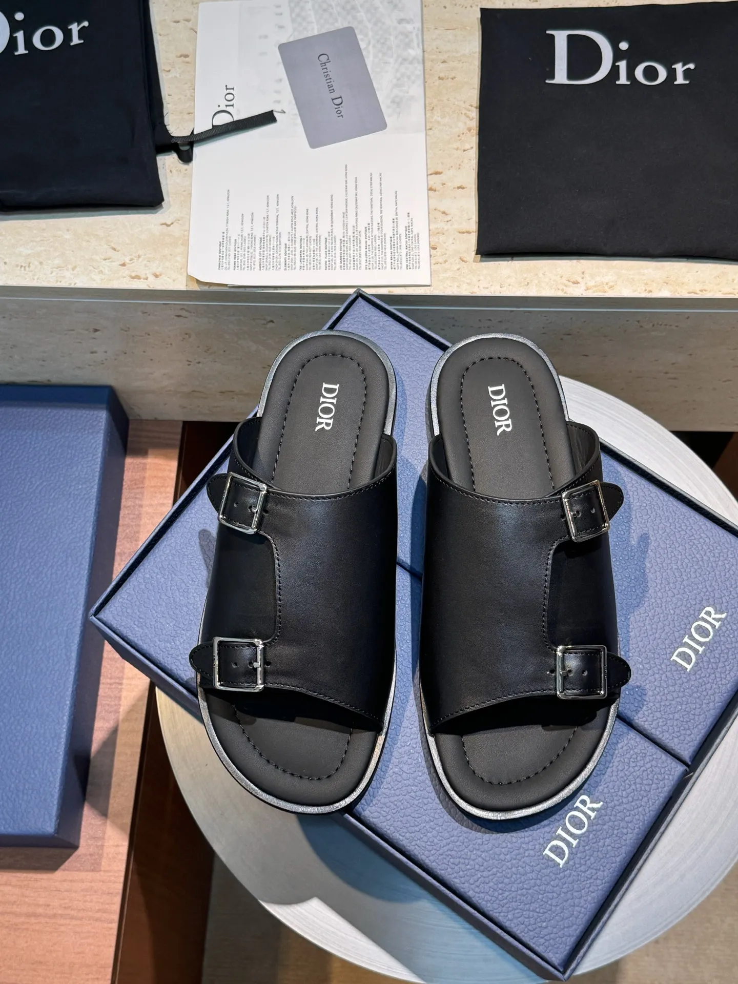 [Dior] Top P: 560💰 -Size: 39-44 (38, 45 custom-made) Dior Dior Alias ​​men's leather slippers This Alias ​​sandal is a new summer product, showing a casual and elegant style. Carefully crafted from grained cow leather and Oblique printed fabric, with cowhide lining! Cross-strap design with metal-clad brass CD Diamond logo. The imported cowhide leather and rubber sole adds sophistication and comfort, while Oblique print-effect anti-slip panels add style.